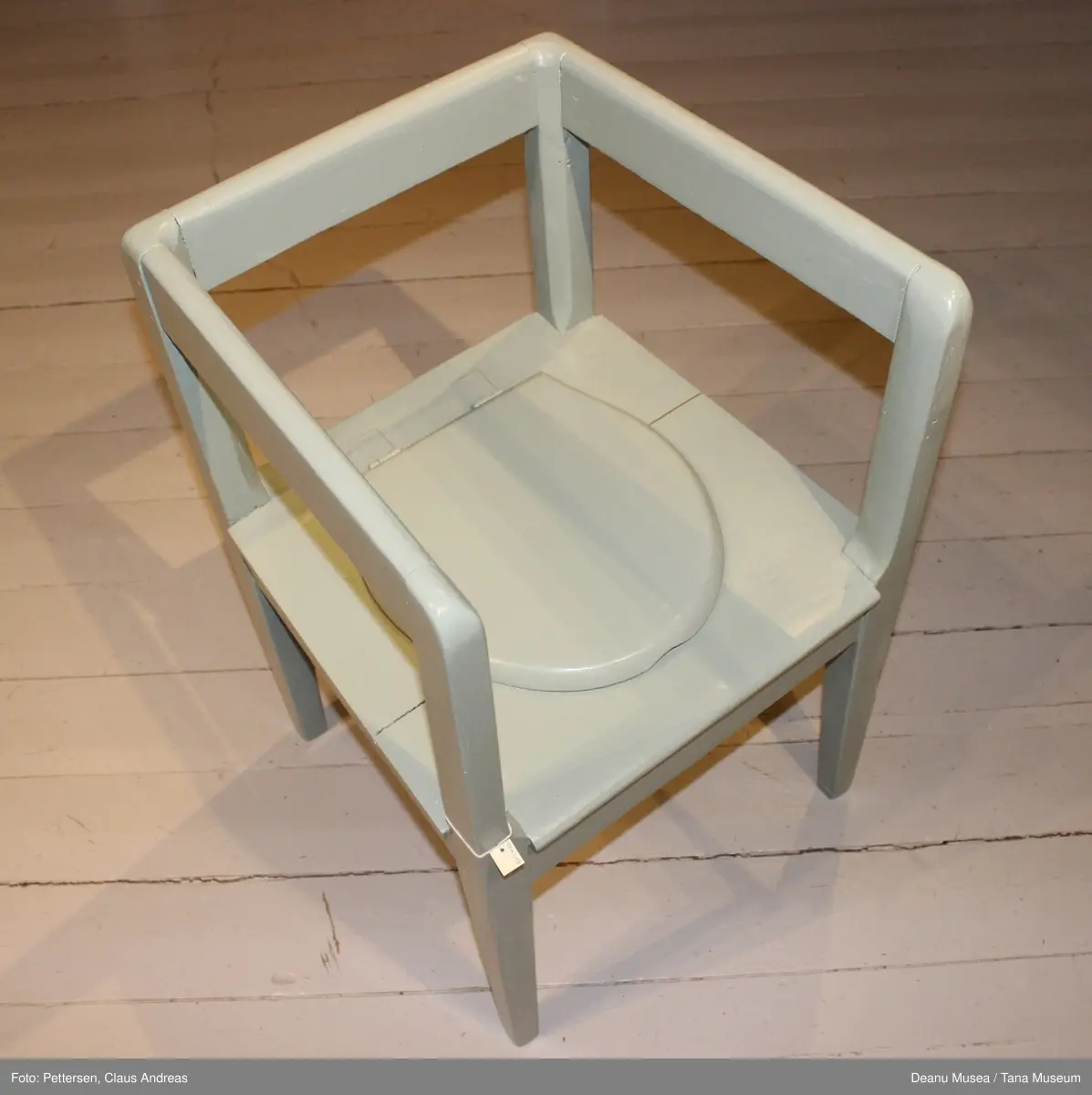 Stol med dolokk i sete, brukt på tidligere Leirpollen gamlehjem, som ble drevet av Norges samemisjon.