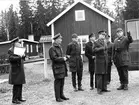 Överbefälhavaren, general Stig Synnergrens förstagångsbesök vid regementet 1972-11-29.
OBS 2 bilder
C 5 komp, kn per Ahlin, förevisar ett stridsmoment vid torpet Nord på övningsfältet. Frv C P 10 öv Stig Colliander, arméinsp vid Milo Ö öv Isaksson, C GU bat mj Bertil Nelsson, följeofficer, ÖB gen Stig Synnergren, utbch övlt Ragnar Tauvon och C 5 komp kn Per Ahlin.