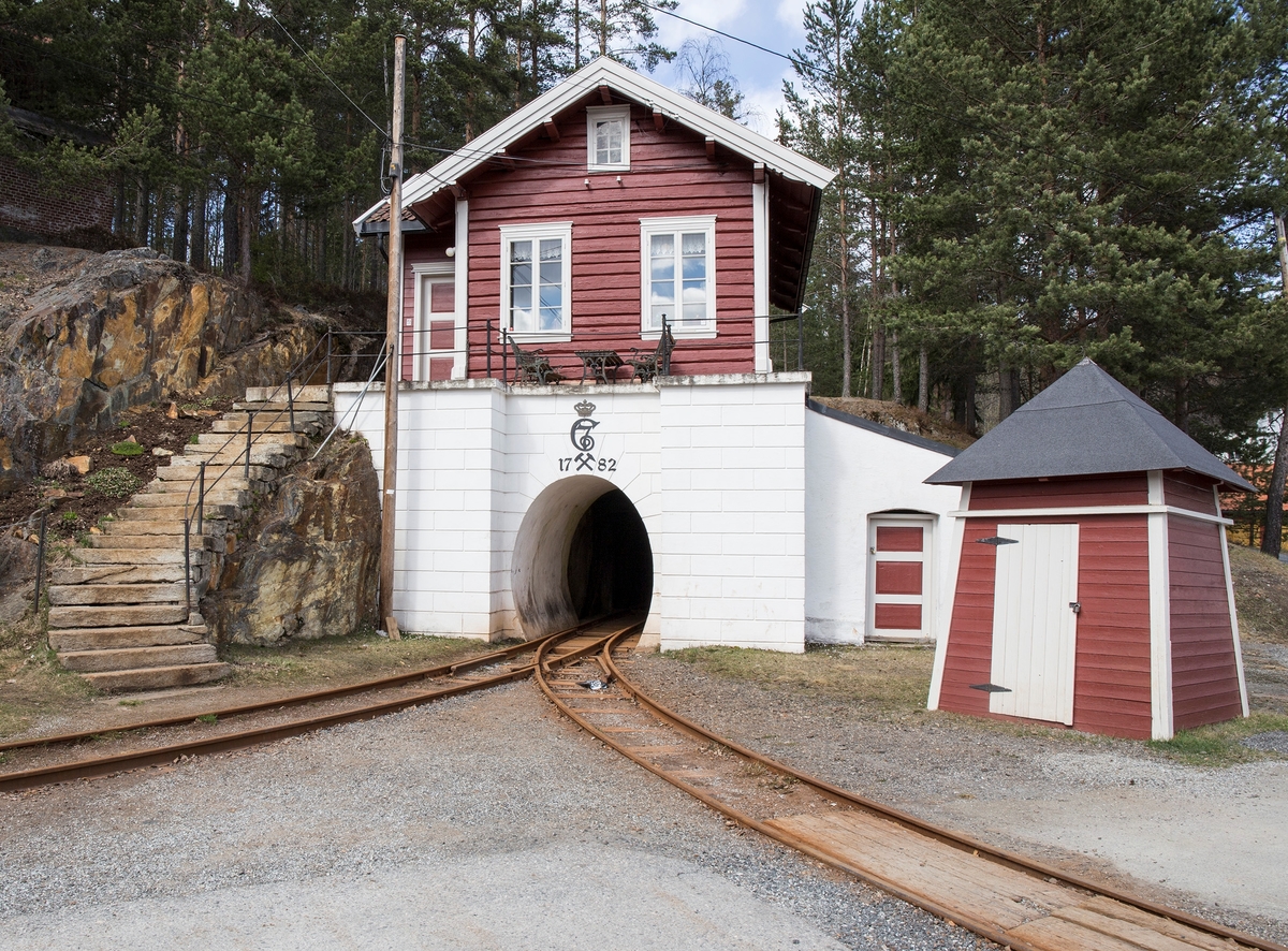 Oppført i tegl og betong.