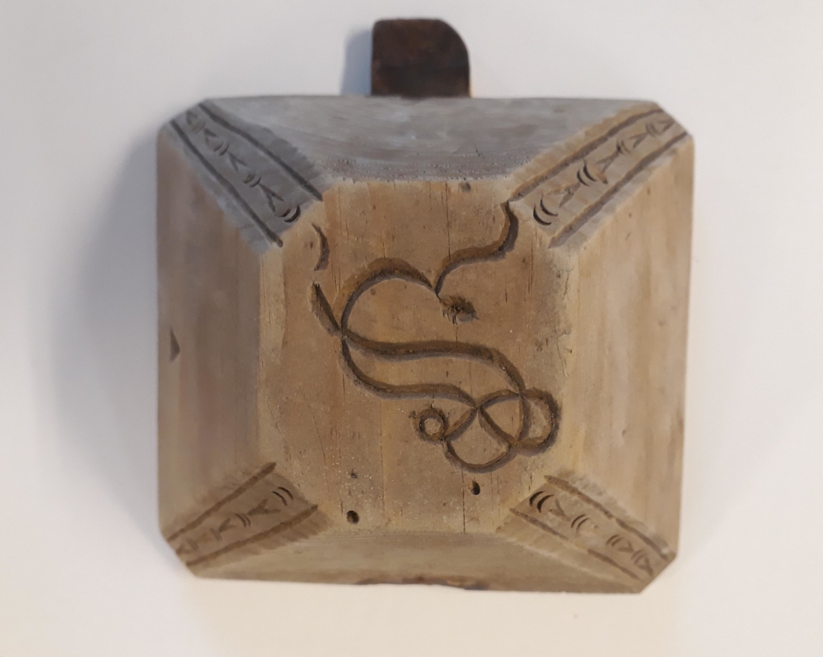 Bunn er falset og tappet til sidene. Bunn er skåret åttekantet konisk med flatskurd dekor og innskrift. Sidene er laget med negativ relieffskurd på innsiden.