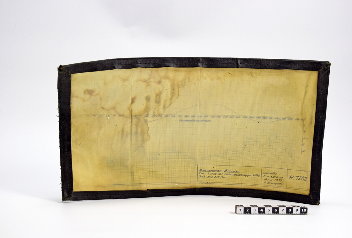 Deviationskurvan har en horisontellt gående linje med stigande skala i mitten av pappret, från 0 till 360. Under linjen står "Goniometerminimum". Kring linjen går en kurva. Till höger finns en lodrät skala, från + 10 till - 10. Till höger om linjen står "Korrektion". På kurvans högra nederkant finns texten "Minsveparen Bremön, Korr. kurva för radiopejlanläggn. M/48., Frekvens 330 Khz", "Uppmätt i, Karlskrona, 16-12-1957, A. Brusquini", "H 7282".