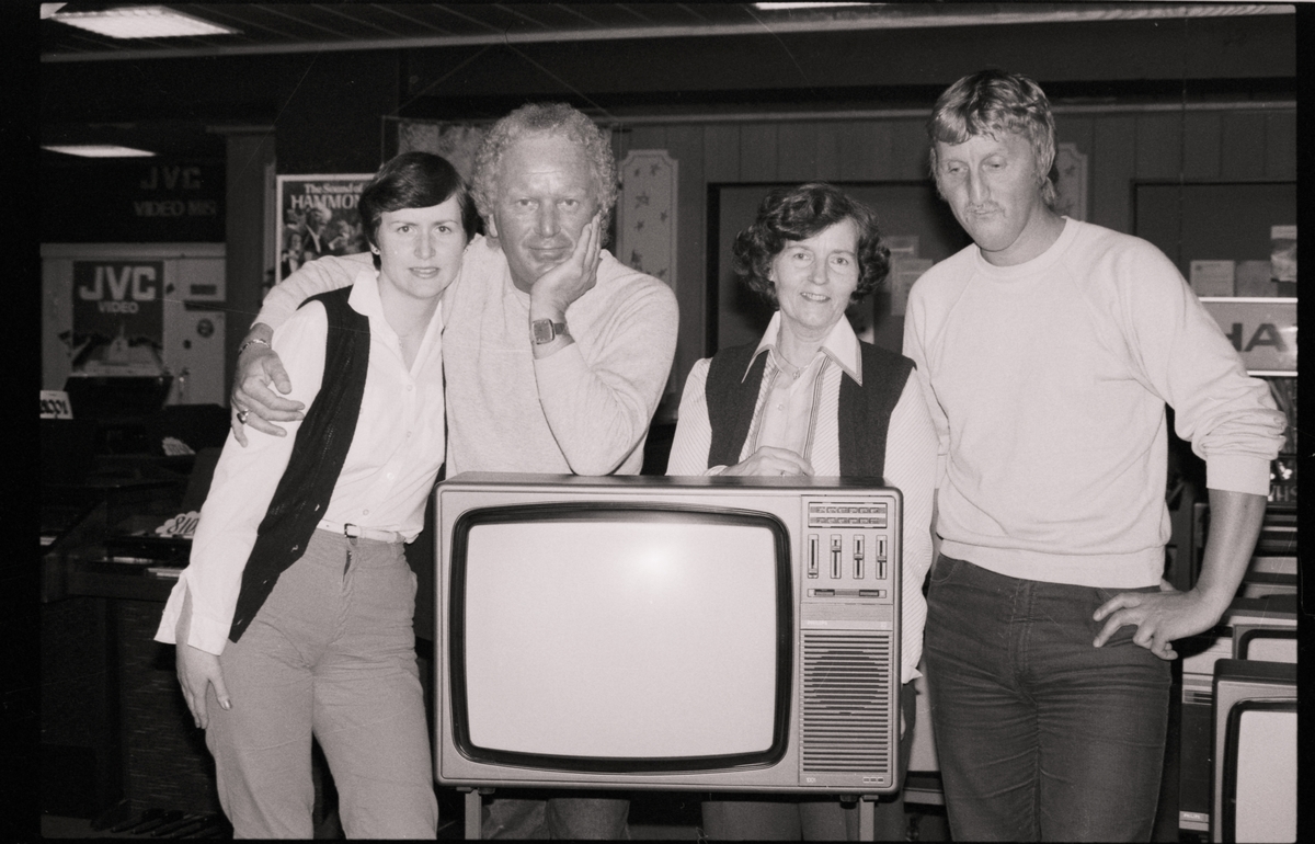 Medlemmer av harstadjury i forbindelse med Melodi Grand Prix 1982, fotografert rundt et TV-apparat.