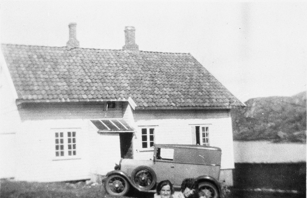 Frå Aurenes. Personane i framgrunnen er frå v. : Valfrid Thu, Caspara Thu og og mest usynleg, ukjend.