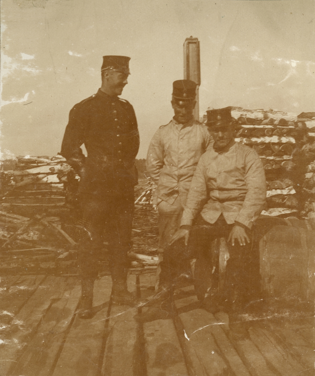 Text i fotoalbum: "Berglind, Wellenius och jag på Töre ångbåtsbrygga sommaren 1901".