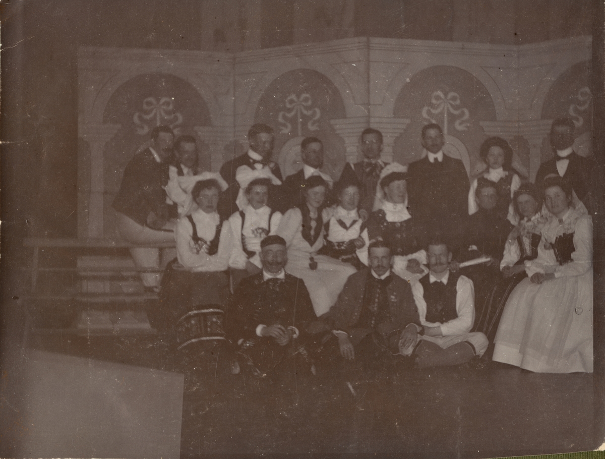 Text i fotoalbum: "Gymnasiebal i Umeå 1900."