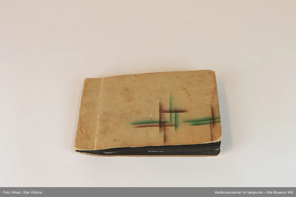 Fotoalbum med små bilder i størrelse 8,6 cm (lengde) x 6 cm (høyde). Det er ca 4 bilder per side, bildene er limt fast, noen har løsnet helt, andre er i ferd med å løsne. Noen bilder er en smule bøyd, andre er i god stand. Albumet i seg selv er relativt slitt, men i god stand.