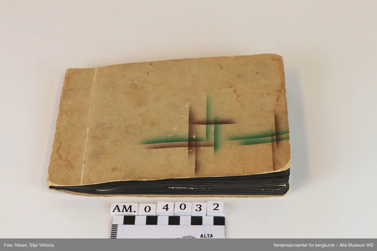 Fotoalbum med små bilder i størrelse 8,6 cm (lengde) x 6 cm (høyde). Det er ca 4 bilder per side, bildene er limt fast, noen har løsnet helt, andre er i ferd med å løsne. Noen bilder er en smule bøyd, andre er i god stand. Albumet i seg selv er relativt slitt, men i god stand.