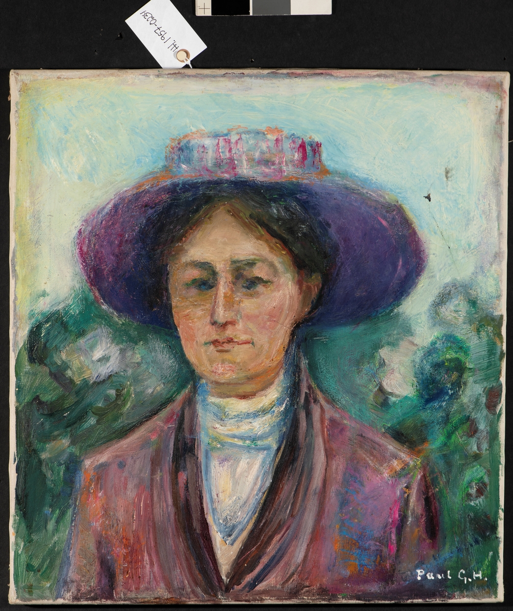 Portrett av kvinne, brystbilde en face. Hatt med vid brem i lillatoner, oppsatt mørkt hår. Blå og hvit bluse, kåpe i lillatoner. Antatt inspirert av Munchs ´Portrett av Ida Roede´. Lys himmel og grønnlig natur bakgrunn. 