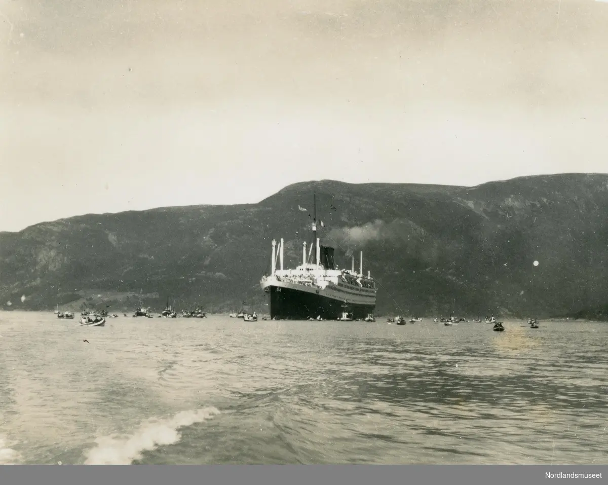 Stort passasjerdampskip MS "Lafayette"  på 1930-tallet på Holandsfjorden i Meløy. Omringet av mindre båter og skøyter.