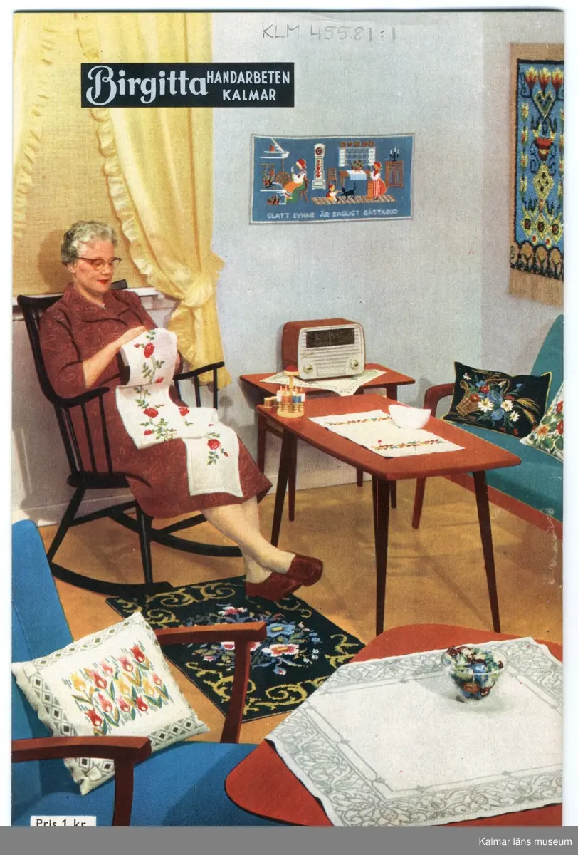 KLM 45581:1-3. Reklam, handarbetsreklam. 3 stycken.

:1. Produktkatalog för handarbetsaffären Birgitta i Kalmar, från 1960, 35 sidor.

:2. Beställningshäfte för produkter i handarbetsaffären Birgitta i Kalmar, från 1960.

:3. Kuvert, masskorsband.