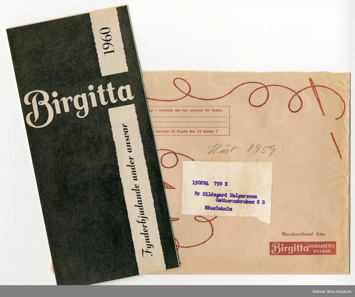 KLM 45581:1-3. Reklam, handarbetsreklam. 3 stycken.

:1. Produktkatalog för handarbetsaffären Birgitta i Kalmar, från 1960, 35 sidor.

:2. Beställningshäfte för produkter i handarbetsaffären Birgitta i Kalmar, från 1960.

:3. Kuvert, masskorsband.