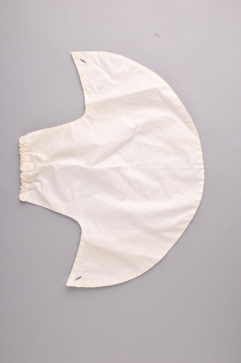 Lerretshette sydd med maskin og for hand. Strikk og rynka midt bak. Eit knapphol på kvar side med knapp slik at hetta blir knept saman bak. Hetta er laga i eit stykke. Dobbelt tøy. Avrunda framme. Lapp med talet to i nakken.