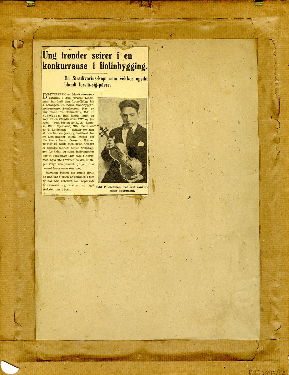 Diplom fra "Amatør - Violinbygger Konkurranse". Trondheim i 1933
Satt i glass og ramme.