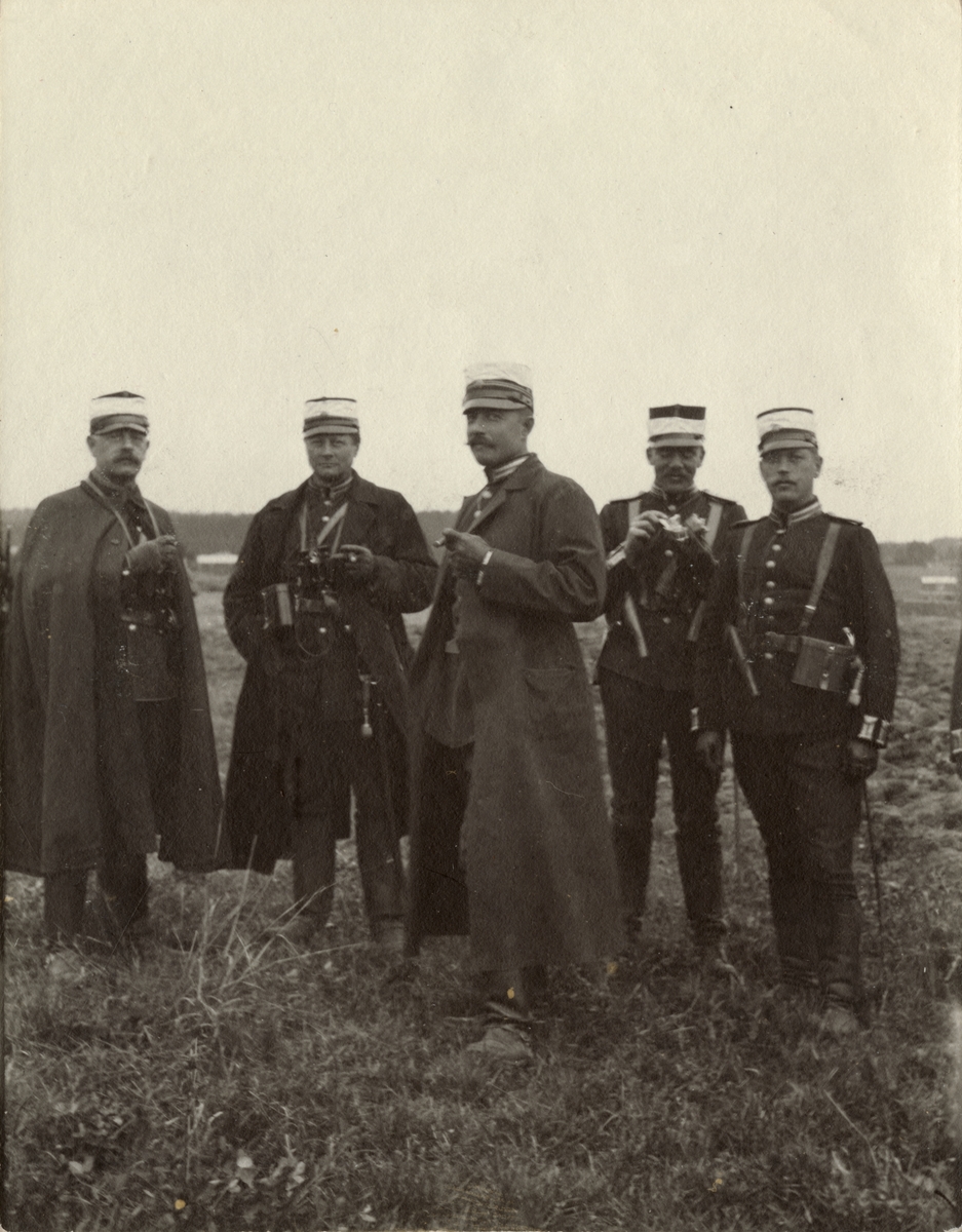 Gruppbild på fält.