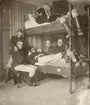 Fotografiet ingår i album innehållande bilder från början av 1900-talet föreställande soldatliv bland annat vid Andra Svea artilleriregemente A 5 och vid Boden-Karlborgs artilleriregemente A 8. Bland bilderna finns fotografier från olika fälttjänstövningar och även bilder med mer civila inslag.