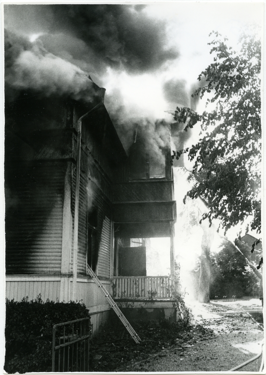 Lustigkulla. Brand i bostadsbyggnad, Lustigkullagatan 5. 6 juni 1973.