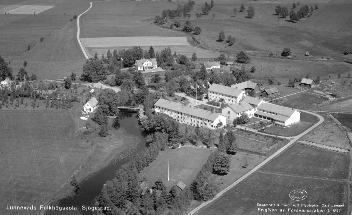 Flygfoto över Lunnevads folkhögskola i Sjögestad. Skola grundades redan 1868 och är en av Sveriges tre äldsta folkhögskolor.