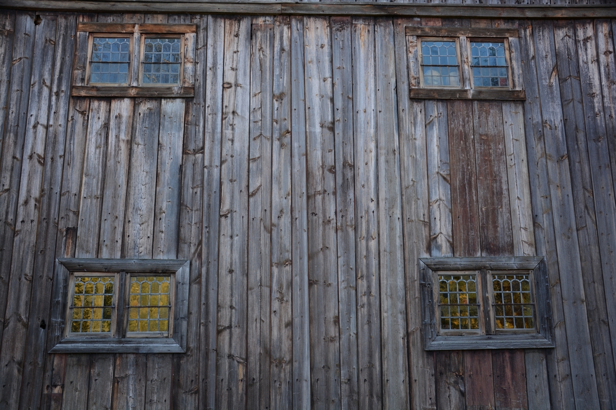 Bygning frå Øystre Slidre. Sannsynligvis satt opp 1670–80. Slik han framstår i dag, kan ein sjå både eit klassisistisk 1800-talseksteriør og ei eldre, tradisjonelt langsval. Det gamle innbuet er inntakt med framskåp, fatskåp, seng, bord, benkar og stølar - plassert på tradisjonell måte.