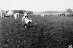 På fotballbanen nedanfor Bryne Mølle. Næraste spelar er Karl