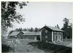 Odensvi sn, Köping, Torsmossen.
Ekonomibyggnaderna, 1949.