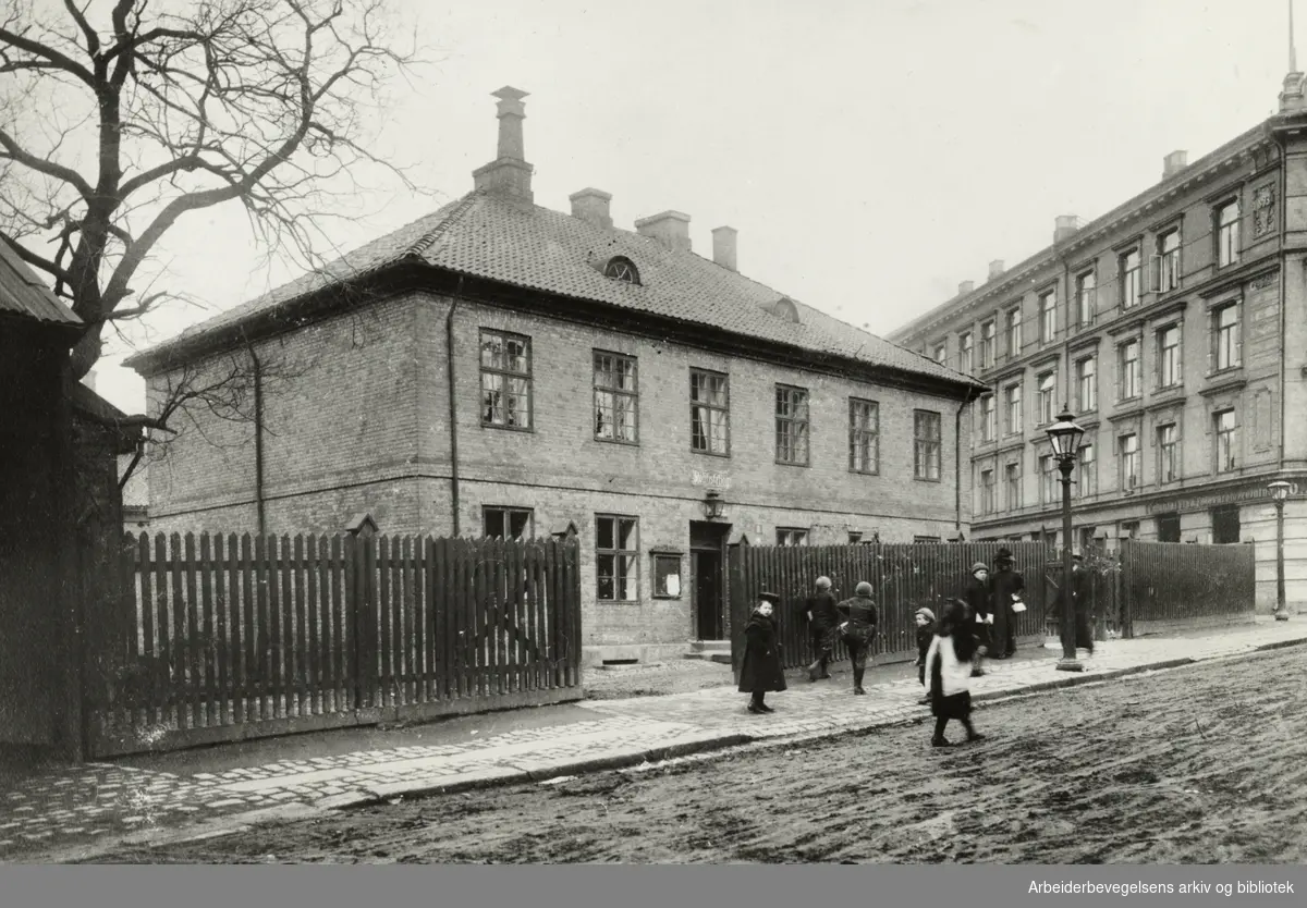 Pipervika. Pipervikens gamle skole, senere politistasjon, sett fra Klingenberggata. 1910