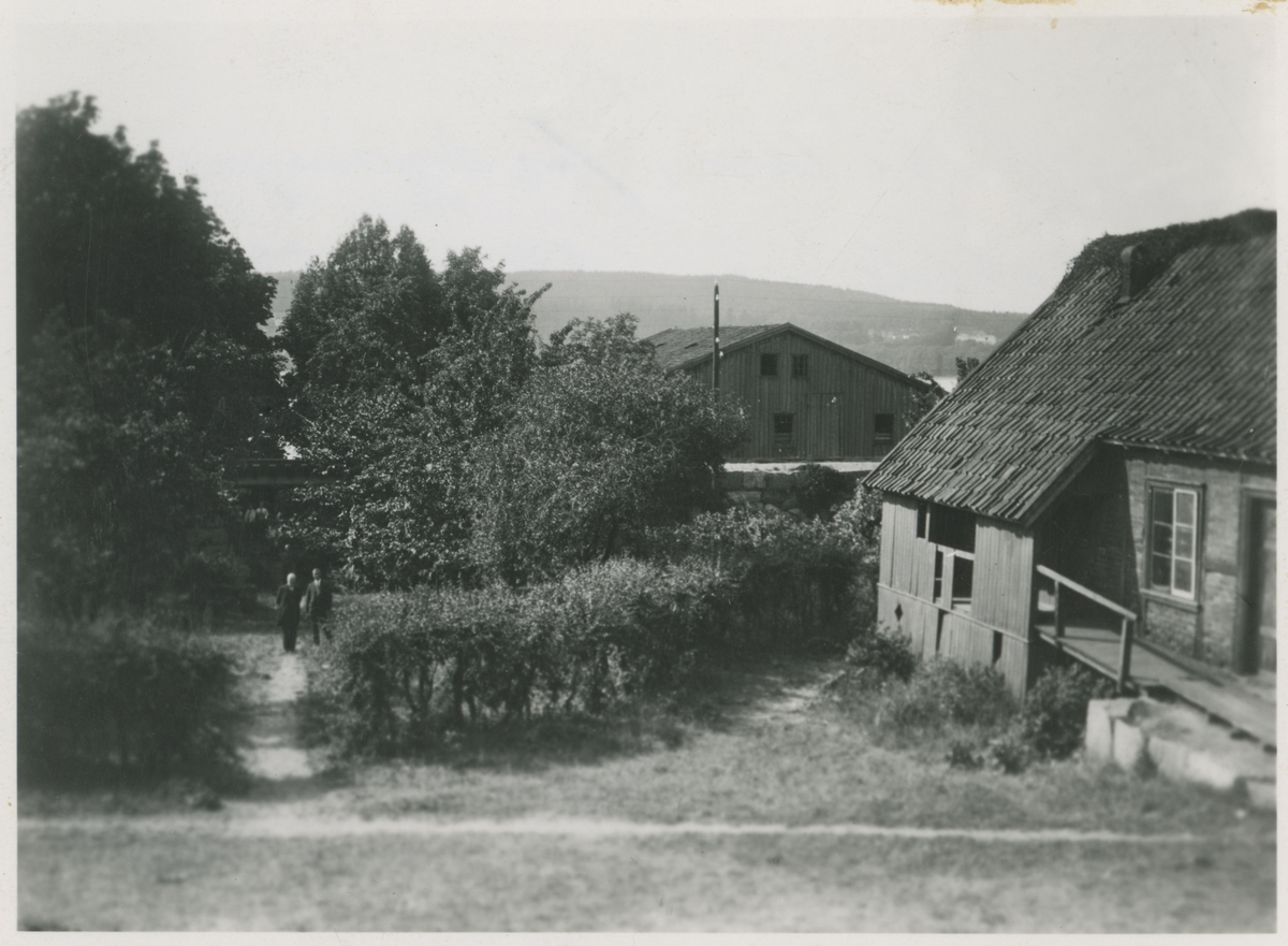 Tre (nesten) like bilder. Før 1915.

Fotograf har stått i hagen på eiendommen til H. A. Reinert.
Detaljer:	To menn i hagen (Trolig Ingaard Sundt og Robert Rafn som kjøpte eiendommen), hage, jernbanen og litt av Reinertbrygga.
Historikk: Familien Reinert solgte til Sundt og Rafn som bygget Værne Kloster melkefabrikk. Denne gikk konkurs og Noblikk flyttet inn. Senere ble det et kjøpesenter og i dag er det gjort om til en boligblokk.