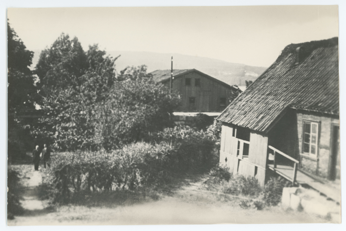 Tre (nesten) like bilder. Før 1915.

Fotograf har stått i hagen på eiendommen til H. A. Reinert.
Detaljer:	To menn i hagen (Trolig Ingaard Sundt og Robert Rafn som kjøpte eiendommen), hage, jernbanen og litt av Reinertbrygga.
Historikk: Familien Reinert solgte til Sundt og Rafn som bygget Værne Kloster melkefabrikk. Denne gikk konkurs og Noblikk flyttet inn. Senere ble det et kjøpesenter og i dag er det gjort om til en boligblokk.