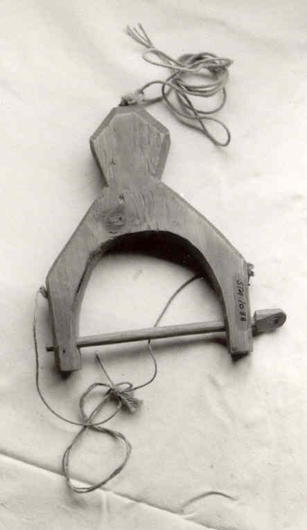 Et trestykke med et hull i den ene enden hvor det er festet en tråd til oppheng under arbeidet. Den andre enden består av en trepinne som går gjennom to hull. Den er til å låse av garnet der man sitter og binder nye masker/stolper.