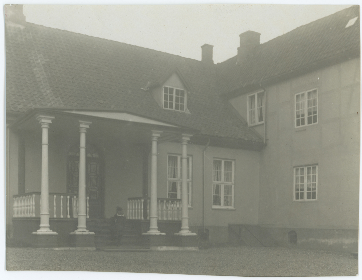 1960-tallet.
Fotograf har stått i hagen til Storgata 20.
Detaljer:	Gården er kjent som Chrystiegården; Vogtegården og H. B. Petersons bolig i dag. 
Historikk: Oppført i 1794. Fredet siden 1923. Moss Klub og Balseskab har hatt klubblokale der siden 1976. Fungerte som rådhus i 1858 - 1861.
