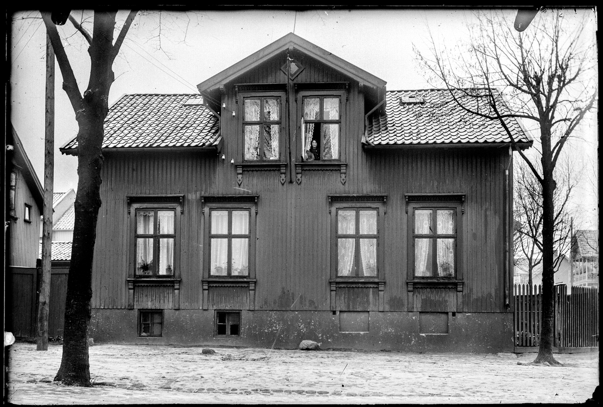 Løkkegata 17a  i Moss.
Husene i bakgrunnen på høyre side kan være Fridtjof Nansensgate 11 og 13. Huset eller husene i bakgrunnen på venstre side kan være Byfogd Sandbergs gate 20 og 22 som ligger helt i hverandre. De to gjenmurte vinduene i grunnmuren er identisk med dagens.