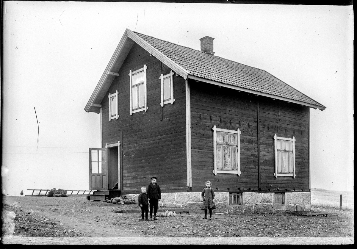 Høienhaldgata 31a i Moss. 
Tomta ble delt da huset ble solgt ca. 1980 etter å ha vært i samme familie tre generasjoner, fra far til sønn. Oldefar til informant  fikk bildet av fotografen i 1913.
Huset ble  bygd i 1908, som første bolighus på Malakoff. Huset, med diverse endringer, står fortsatt i dag (med nye eiere.