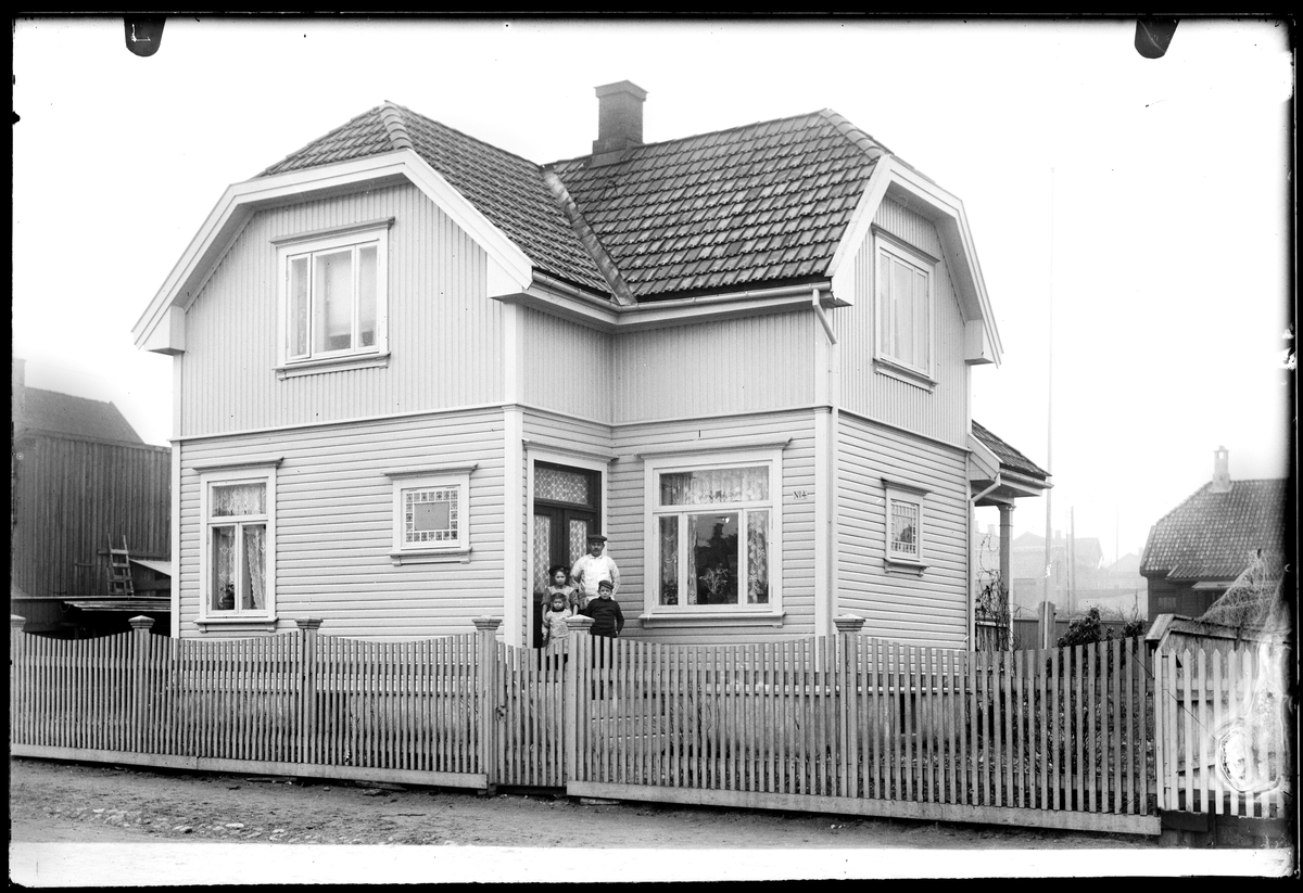 Fjellveien 4 i Moss. Husnummer 4.
Bygget på litt i for og bakkant i dag.