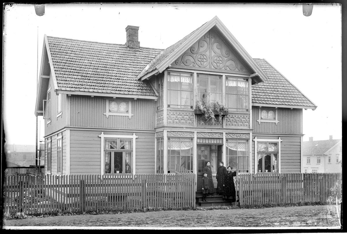 Fridtjof Nansens gate 13 , tidligere nummer 20  Moss.
Folketelling 1914 Moss: 
Eier var byggmester Ole Andersen f. 1860 i Svinndal, kona Julie Alette f. 1862 i Råde, barna Karen Augusta f. 1885, Inger Olava f. 1887, Aksel Sigvart f. 1889,  Anton Ludvig f. 1891, Bernt Marius f. 1895, Bertha Marie f. 1898, Anette Karoline f. 1900, Oskar Julius f. 1902, Ole f. 1905,  
I andre etasje bodde skolekjøkkenlærerinne Gudrun Handler Moum f. 1879 i Kongsberg og mannen Jens Moum f. 1869 i Borge som også var lærer. 
Kanskje er det Julie Alette og noen av hennes barn vi ser? Snekkergleden vises i husets dekorasjon, kanskje ikke så rar at det er eid av en byggmester, to av sønnene var tømmermenn.