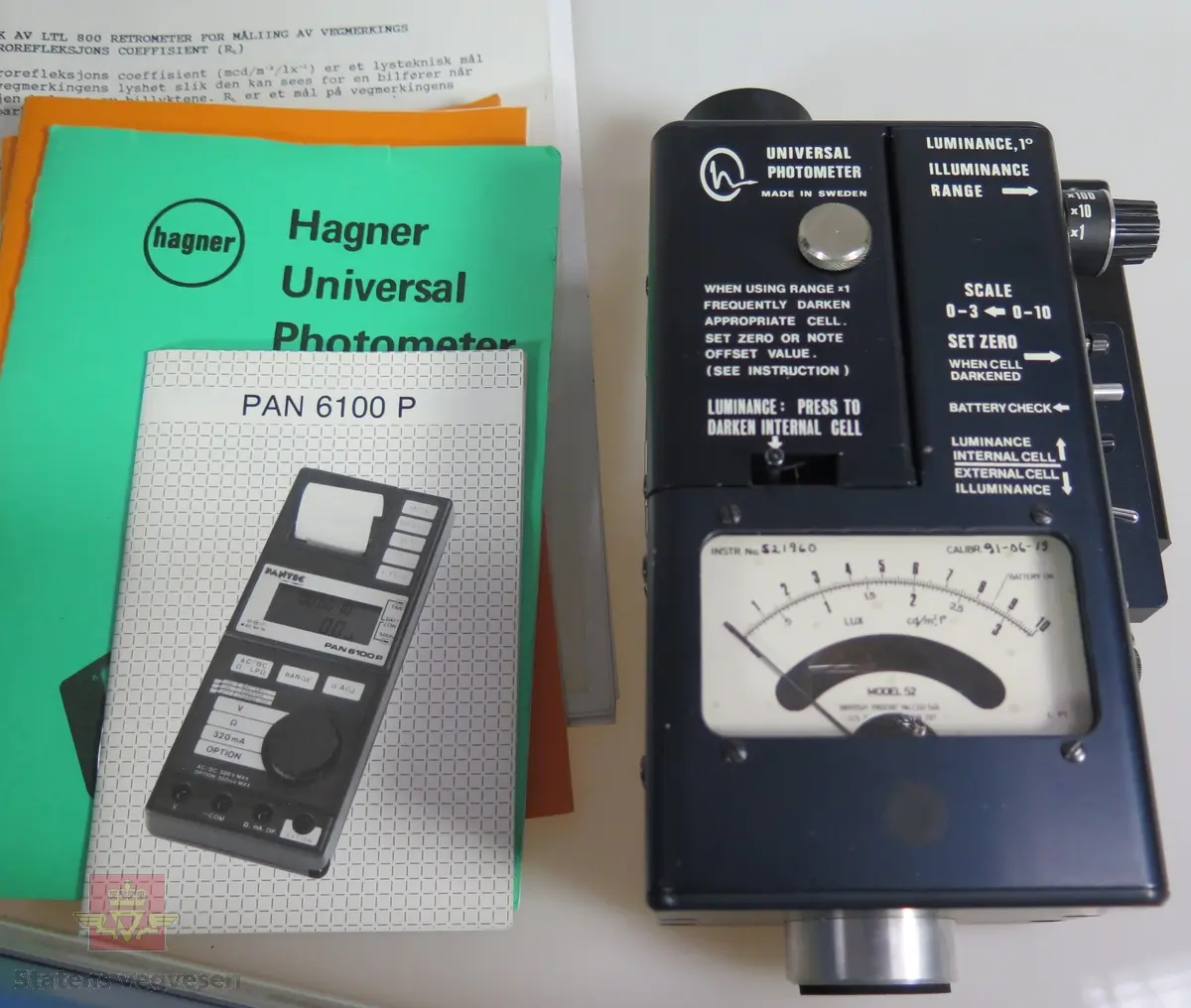 Retrometer i svart koffert. Bruksanvisninger følger med i kofferten