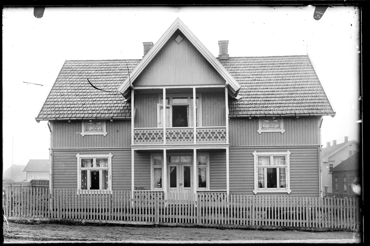 Fridtjof Nansens gate 11 i Moss. To-etasjes bygning med tre piper i bakgrunnen er Byfogd Sandbergs gate 10 (Frimurerlosjen (2020).