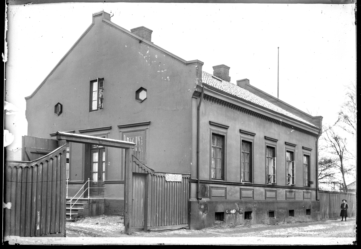Værlegata 2 i Moss (før 2a). Moss Aktiemeieri privat, eier av gården. Skilt ved porten: Skydsstation.
Folketelling 1914 for Moss: 
flere vognmenn og sjåfører, Ombudstvedt, Høiaas mm.