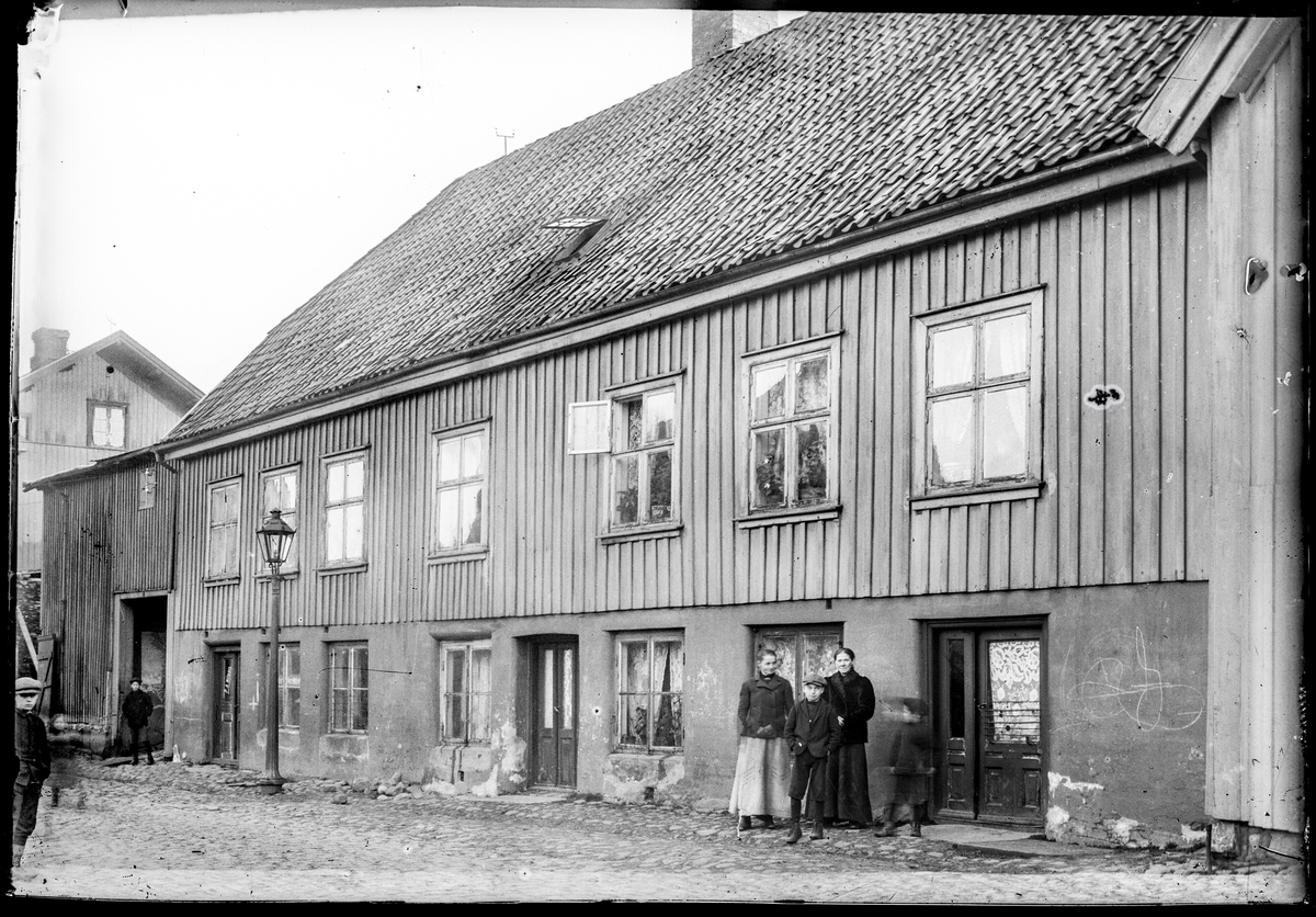 Kongens gate 6,  i Moss.
Kongens gate hadde seks leiligheter og 49 personer var hjemmehørende i huset. Hadde en sidebygning med vedskjul i 1910. 
Folketelling Moss 1914, her bodde blant anna:  
Cellulosearbeider Helfred Bernhart Halvorsen f. 1868 og kona Anna Josefine f. 1873, sjømann Kristian Eugen H. f. 185, Marry Larensje f. 1897, Lars Øivind f. 1900, Gundvord Helfrida f. 1913. 
Sagmester Magnus Marthinsen f. 1867  Skiptvet med kona Olava f. 1973 i Spydeberg og deres ni barn. og Bestemor Sopie Olsen f. 1843.
Cellulosearbeider Jonas Gabrielsen f. 1852 i Sverige og kona Anna f. 1861 i Kristiania 
og flere, deriblant separert sølmand og mekaniker. 
Feier Kristian Gerhard Hansen f. 1878 i Fr. stad med familie. 
Stolarbeider Karl Ludvik Norberg f. 1897 i Moss, postbud Ernst Constantin Norberg, syerske og husbestyrerinne Thora Amalie Andresen f. 1868 i Rygge. 
Sjømann Aksel Gregersen f. 1863 i Moss med kona Severine Julie f. 1866 i Svinndal med 6 barn og Ludvig Henum, sjømann. 
Husmor Josefine Mathera Wilhelmsen f. 1869 i Sarpsborg med tre barn, deriblant to fabrikkarbeidersker, Nanny Georgine f. 1886 og Wanda Adele f. 1898.