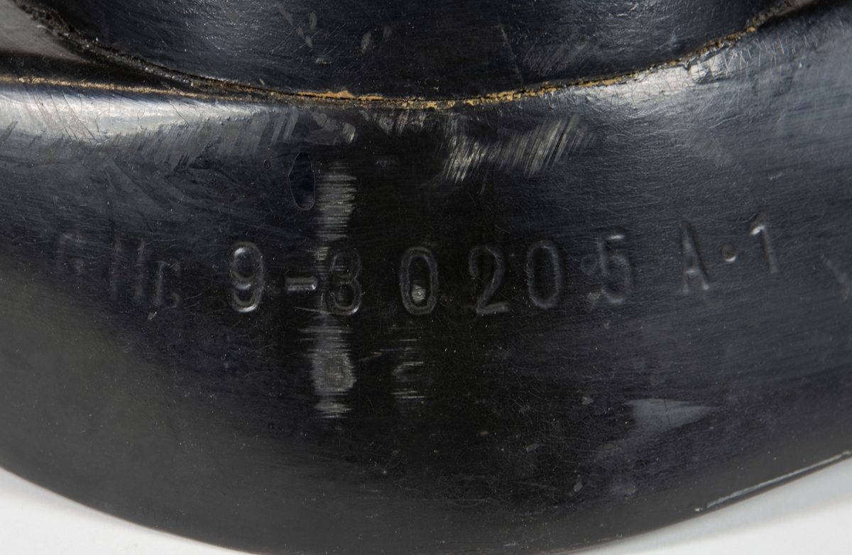 Tvåbladig träpropeller till flygplan Ö 1 Tummeliten. Propellern är målad svart och har en montering på baksidan av navet för att kunna hängas på en vägg.