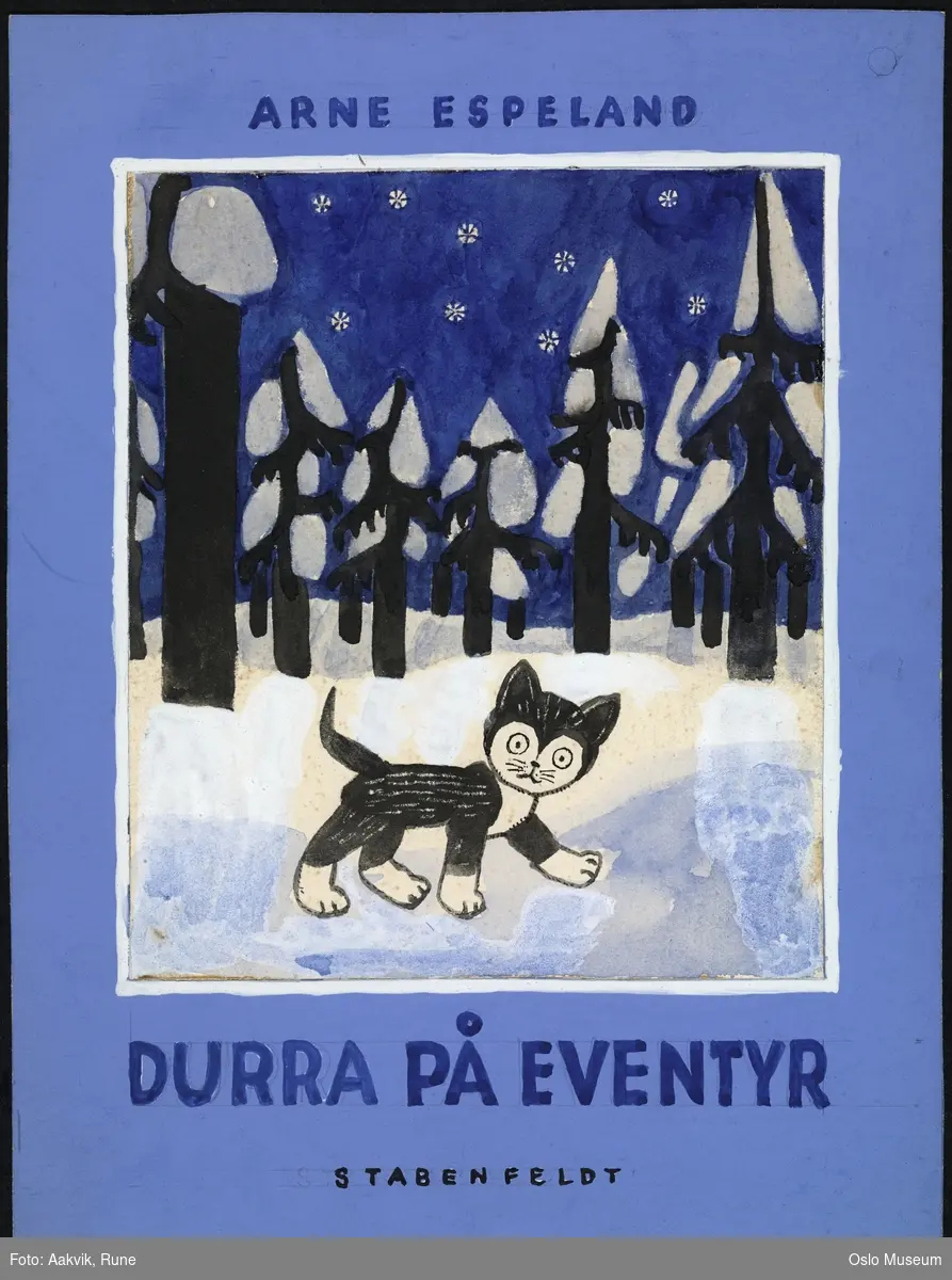 Tegning av en svart og hvit katt på vandring ute i skogen en vintersnatt. Blå bakgrunn.