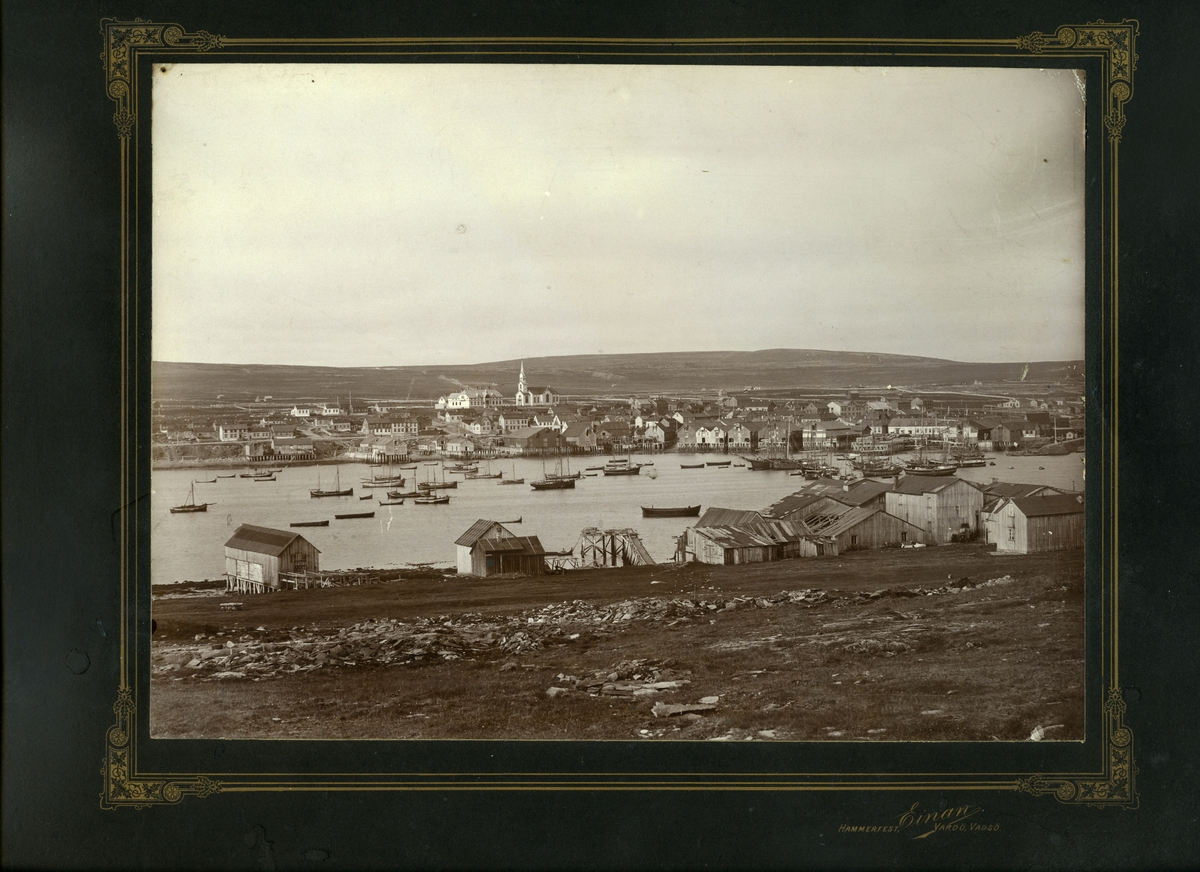 Vadsø by før krigen. Svein Foyns hvalfangsstasjoin i forkant. Vi ser Vadsø by fra Øya mot byen.