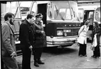 Personalutflykt till Utö 1975-04-24. (3 bilder)

1. I väntan på avfärd. överstelöjtnant Ragnar Tauvon, lokalvårdare Berit Jansson och lokalvårdare ? Gustavsson.
2. I bussen på väg till Vitså. Sömmerska Sara Berterud och arméverkmästare Börje Berterud.
3. Landstigning på Utö.