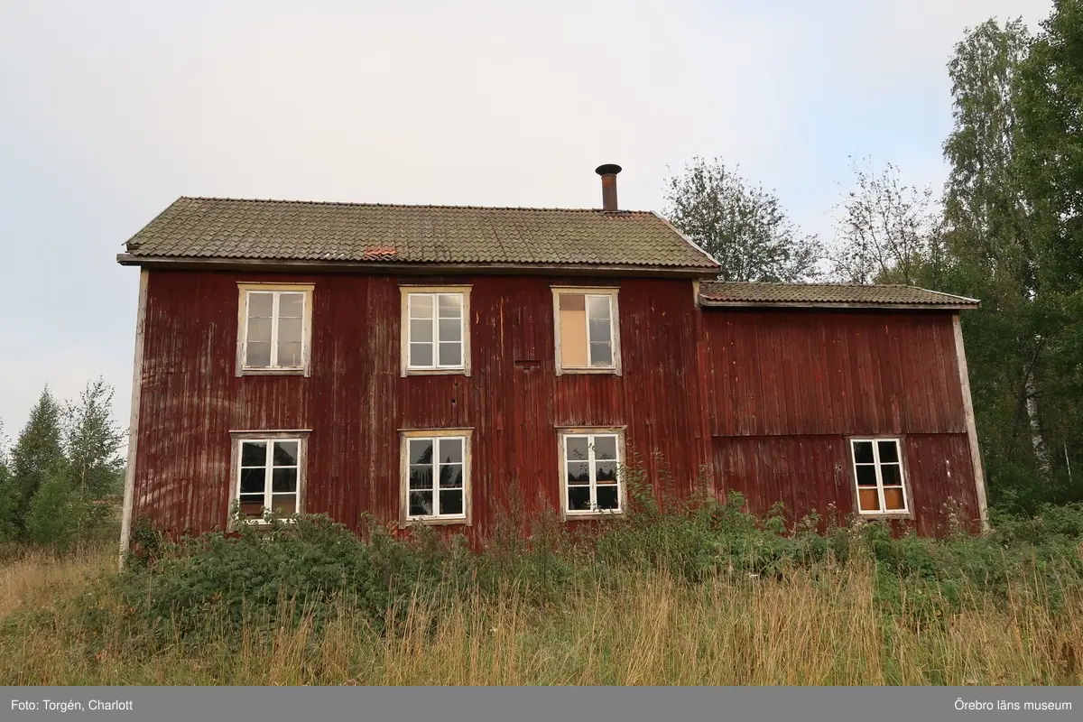 Fotoprotokoll
Acc.nr. OLM-2019-401

Objekt: Smedjan i Närkesberg
Ort: Närkesberg
Gata/kvarter/fastighet: Berg 1:22, Närkesberg
Stad: 
Socken: Lekebergs socken
Kommun: Askersunds kommun
Län: T
År: 2019

Motiv: Takarbeten på smedjan i Närkesberg
1-2: Smedjan före åtgärder
3: För att kunna hyvla eller såga längre brädor finns urtag i fasadväggarna på byggnadens fram- och baksida, där brädan gick att sticka ut.
4: Smedjan före åtgärder
5-6: Snickeriet på övervåningen. Snurrstolen användes av kunderna som ville bli klippta.
7: Hårklippningsapparaten
8-9: Snickeriet på övervåningen
10-14: Mekaniska verkstaden smedjan på nedre våningen.
15-17: Smedjan före åtgärder
18-21: Smedjan efter åtgärder


Foto:	1-21: Charlott Torgén, Örebro läns museum
	
Övrigt: 
Diarienr. 2020.3