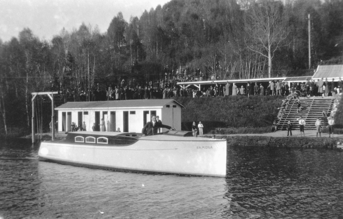 Falkumlia Bad. Bildeserie.
Båten Ramona.