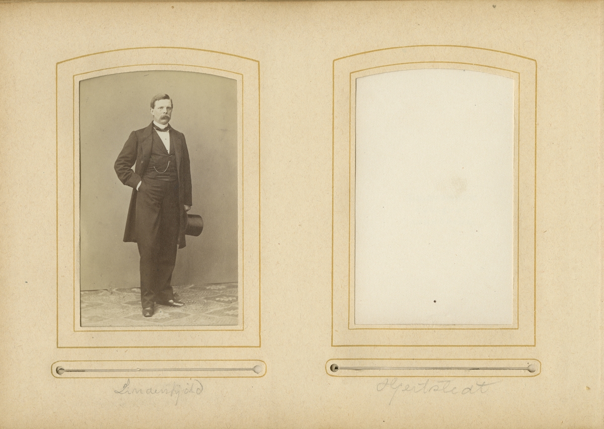 Porträtt av Axel Frithiof Wathier Markus Lindersköld, officer vid Andra livgrenadjärregementet I 5.

Se även bild AMA.0001917 och AMA.0001958.