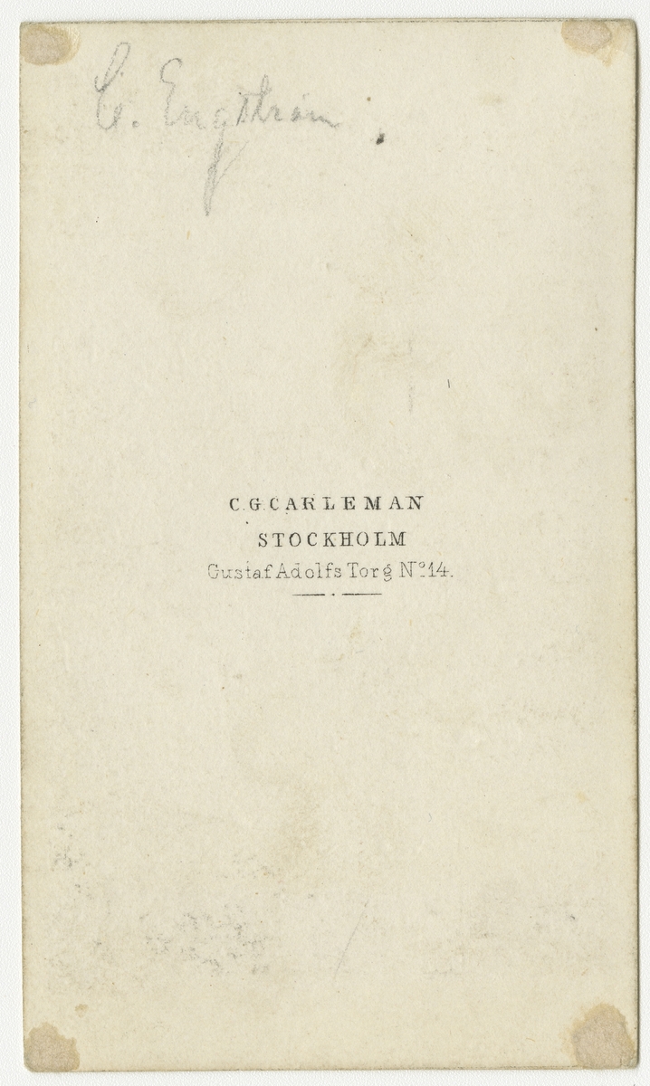 Porträtt av Constans Engqvist, underlöjtnant vid Andra livgrenadjärregementet I 5.

Se även bild AMA.0001936, AMA.0001976 och AMA.0007176.