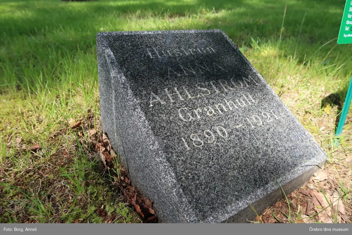Fotoprotokoll

Acc. Nr. OLM-2019-400_1-45
Örebro läns museums diarienummer: 2016.230.125
Fotograf: Anneli Borg 
Objekt: Ramsbergs nya kyrkogård
Kommun: Lindesbergs kommun
Län: Örebro
År: 2019

Motiv: 
1-45	Ramsbergs nya kyrkogård, gravvårdar
