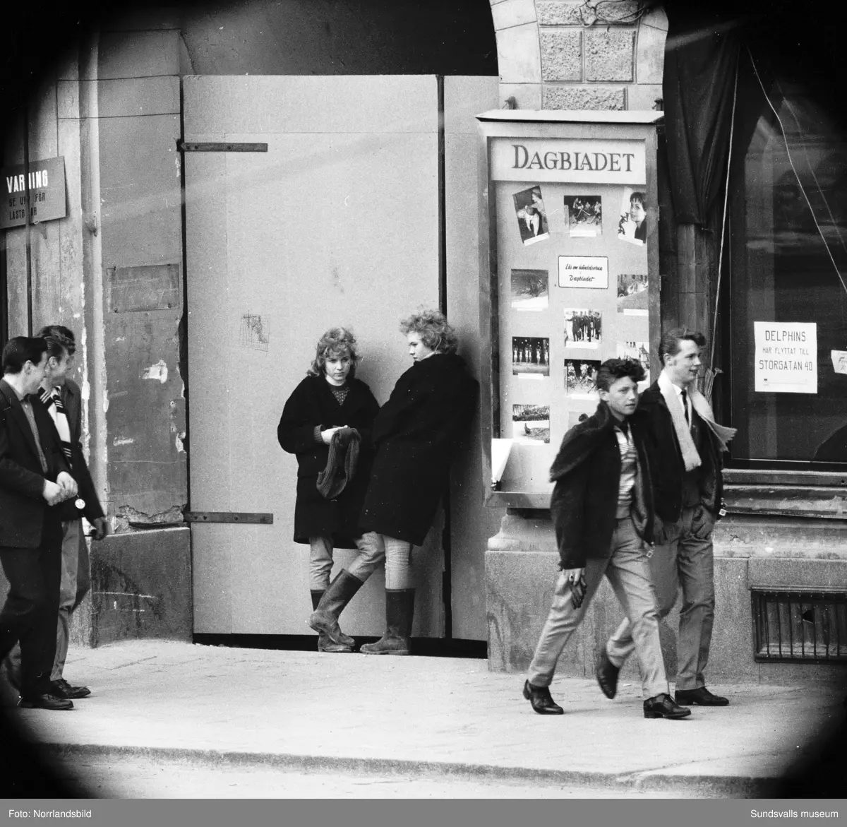 Folkliv på Storgatan vid Stora torget. Fotograferat med teleobjektiv.