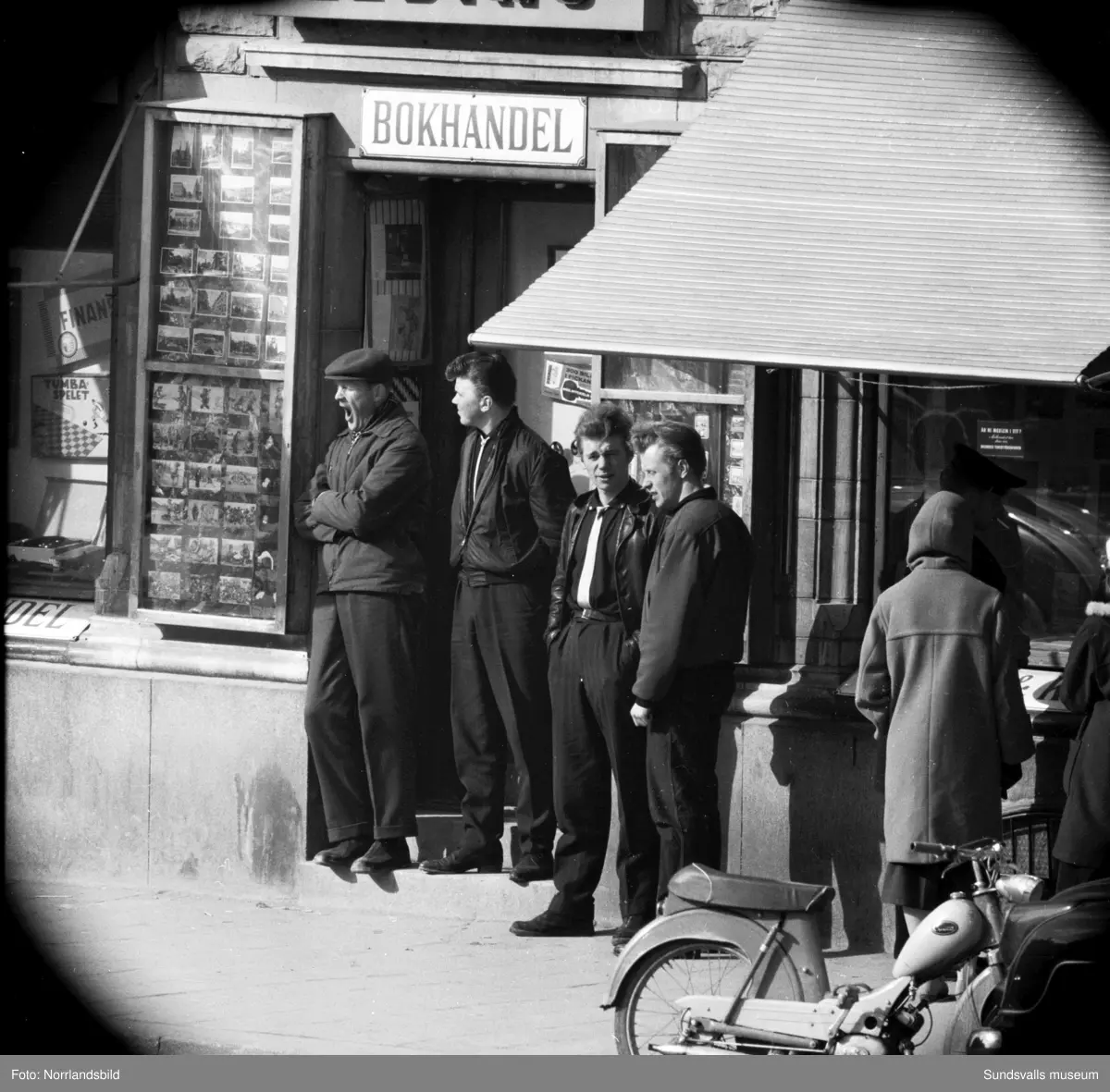 Folkliv på Storgatan vid Stora torget. Fotograferat med teleobjektiv.