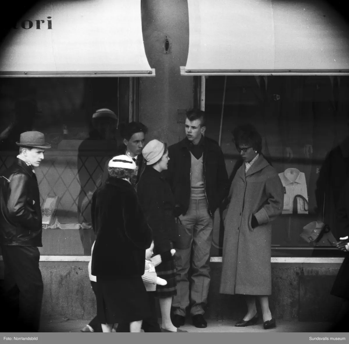 Folkliv på Storgatan vid Stora torget. Fotograferat med teleobjektiv.