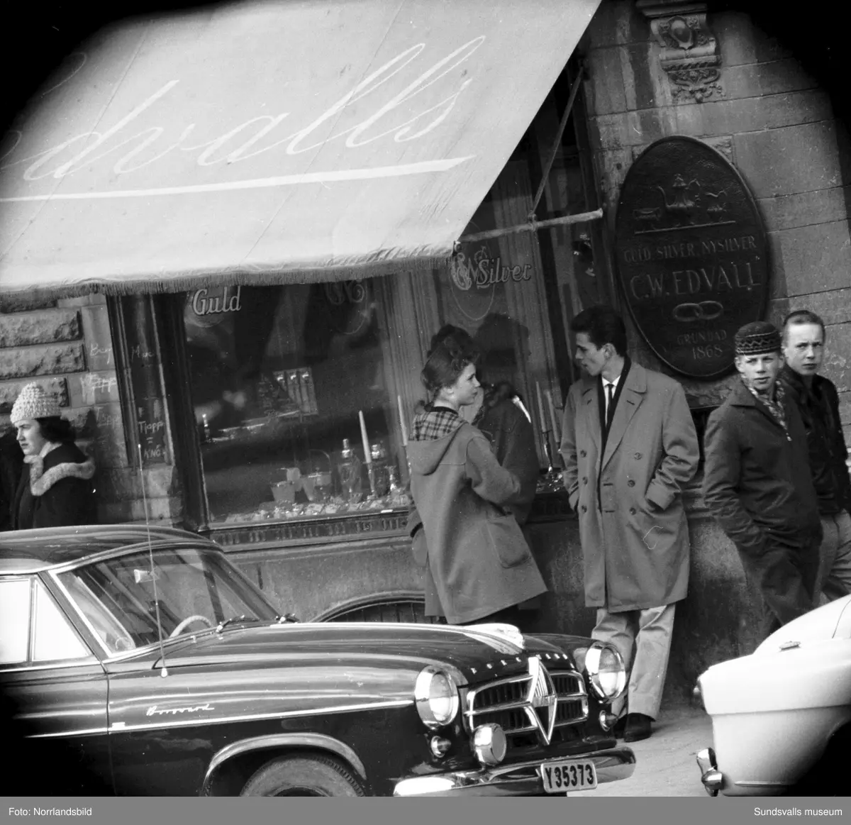Folkliv på Storgatan vid Stora torget. Fotograferat med teleobjektiv.